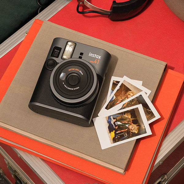 Câmera Instantânea Fujifilm instax mini 41™ + Filme instax™ a sua escolha 10 fotos + Acessório instax™