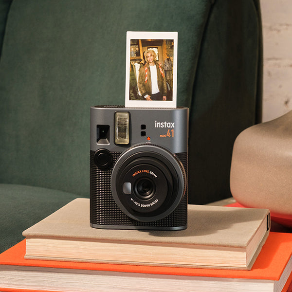 Câmera Instantânea Fujifilm instax mini 41™ + Filme instax™ a sua escolha 10 fotos + Acessório instax™